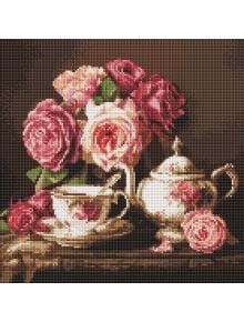 Диамантен гоблен Ideyka - Рози в тъмнината изобразява розови цветя във ваза, чайник и чаша с флорални мотиви върху дървена повърхност на тъмен фон, напомнящи за 5D диамантена живопис.