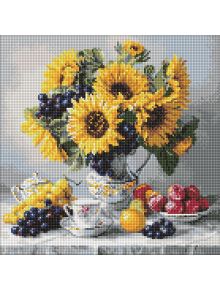 Диамантен гоблен Ideyka - Слънчогледи с грозде представя букет слънчогледи и грозде във ваза с чайник, чаши, лимон и сливи-идеален за фенове на диамантена мозайка и 5D картини.