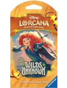 Бустерът на Disney Lorcana TCG: Wilds Unknown с ръкави изобразява Мерида, насочила лъка си, върху оранжево-златиста опаковка с надпис "Wilds Unknown" и "12 допълнителни карти за игра".