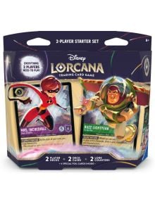 Кутията на Disney Lorcana TCG: Wilds Unknown Starter Deck за 2 играчи е с рисунки на Мисис Невероятна и Бъз Светкавицата, с подробно описание на съдържанието на стартовия комплект и препоръчителна възраст 8+.