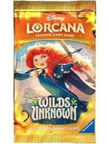 Запечатан бустер пакет Disney Lorcana TCG: Wilds Unknown, съдържащ 12 карти за игра. На опаковката е изобразена Мерида от "Смелите", която насочва лъка си - идеална за феновете и колекционерите на Disney.
