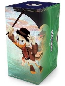 Подаръчният комплект Disney Lorcana TCG: Winterspell - Scrooge McDuck включва Скрудж, облечен като приключенец с чадър, който се извисява на цветен, искрящ фон.