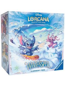 Играта Disney Lorcana TCG: Winterspell Illumineer's Trove представя Стич, който кара сноуборд, и Ейнджъл, който се пързаля на лед в снежна сцена. Синьо-бялата кутия със снежинки и марката Ravensburger е идеална за съхранение на картите Lorcana.
