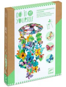 Кутия на Комплект Djeco: Направи си сам пролетна декорация за възрасти 7+-DIY комплект за рисуване на мобилни устройства с цветни пеперуди и листа, идеален за деца и флорална украса. Лого Djeco е долу вдясно на кутията.