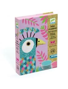 Djeco "Комплект за рисуване с пясък и брокат - Dazzling Birds" е цветна кутия с изображение на стилизирана птичка сред розови листа, включваща контейнери за оцветяване с пясък и брокат, подходяща за деца 6-10 години.