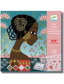 Комплект оцветяване с печати Djeco - Patterns Decorations включва цветна кутия с илюстрация на момиче, златни детайли, флорални мотиви и прозрачни печати с тампони. Идеален за декориране на картини. Подходящ за деца 7-12 години.