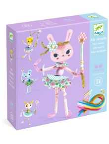 Творческият комплект Djeco - Направи животинки Моите феи включва пастелна кутия с голямо зайче от мъниста и цветни шнурчета, приказни герои и цветни животни в долния ъгъл. Подходящ за деца 5-8 години.