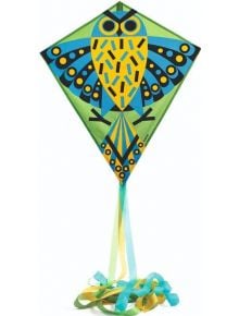 Хвърчило Djeco - Бухалче е ромбовидно детско хвърчило със стилизиран дизайн на сова в жълто, синьо и черно върху зелено, с дълги сини и жълти опашки.