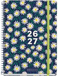 Спирален дневен бележник-органайзер Miquelrius Daisies Plus с тъмносиня корица с бели маргаритки, цифри 26 и 27 в бяло и зелена ластична лента за организиране на учебната година (септември 2026 – август 2027).