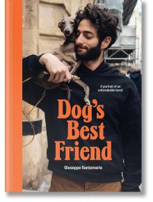 Брадат мъж с черна качулка се усмихва и държи близо до себе си стройно сиво куче. На снимката е изобразено заглавието на книгата "Най-добрият приятел на кучето: Джузепе Сантамария, изобразена върху топлата сцена.