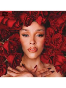 Жена с лъскави устни и маникюрни нокти позира сред яркочервени рози, скръстила ръце на гърдите си - драматично, бляскаво настроение, напомнящо за зашеметяващата обложка на Doja Cat - Vie (2 VINYL).