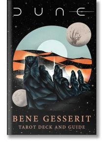 На корицата на книгата са изобразени облечени фигури в пустиня с оранжеви дюни, син кръг, луни и звезди. Заглавие "Дюн: Bene Gesserit Tarot Deck and Guide" с удебелен светъл текст. Илюстрован комплект таро, вдъхновен от Бене Гесерит.