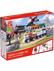 Кутия на Дървен комплект Hape - Товарно депо за възраст 3+, включващ цветен дървен комплект за влакче с релси, кран, вагони и аксесоари. В ярката опаковка са показани изображения на продукта и подробности за сглобяването.