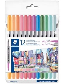 Кутия с 12 двувърхи флумастери Staedtler 3200 в пастелни цветове, опаковката е с ярка илюстрация на Таймс Скуеър, един флумастер е показан отвън за демонстрация на двувърхия дизайн.