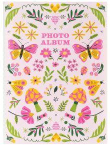 Джобен фотоалбум за снимки Grupo Erik Hello Spring има светла обложка с розови и жълти пеперуди, гъби, цветя, зелени листа и надпис "PHOTO ALBUM" с едри розови букви.