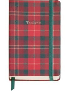 A джобен бележник Miquelrius Highland Days Lenox със 100 листа на широки редове, с червено-зелен кариран десен, зеластична лента и FSC сертифицирана хартия.