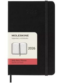 Джобен черен ежедневник тефтер-органайзер Moleskine Black 2026 г. С твърди корици, с ластик и хартиен етикет с илюстрация на отворен тефтер, година 2026 и надпис Daily Diary/Planner на английски и френски.