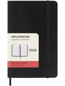 Джобен черен ежедневник Moleskine Black 2026 г. С меки корици, ластик за затваряне и обвивка с илюстрация на отворен тефтер и текст на английски и френски - идеален като органайзер.