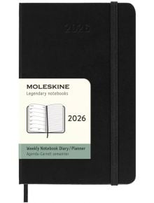 Джобен черен седмичен тефтер-органайзер Moleskine Black 2026 г. С твърди корици, ластик за затваряне и етикет с илюстрация на отворен тефтер и информация на английски и френски език.