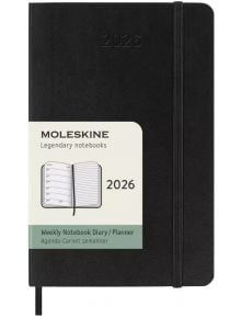 Джобен черен седмичен тефтер-органайзер Moleskine Black 2026 г. С меки корици и ластик-идеален за седмично планиране, с етикет "Legendary notebooks" и "Weekly Notebook Diary/Planner" плюс илюстрация на отворен тефтер.