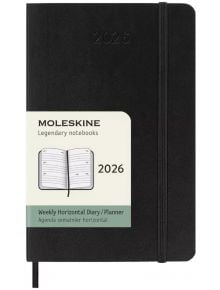 Джобен черен седмичен тефтер-органайзер Moleskine Black за 2026 г. С меки корици и ластик, с етикет с илюстрация на отворен тефтер и текст на английски и френски.