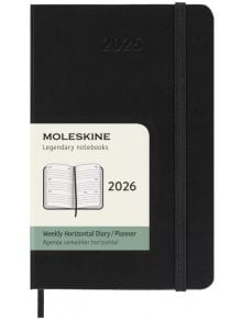 A Moleskine Black джобен седмичен тефтер-органайзер за 2026 г. С твърди корици, черен цвят, елегантен дизайн и еластична лента.
