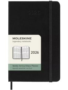 Джобен черен седмичен тефтер-органайзер Moleskine Black за 2026 г. С твърди корици и ластик, с етикет Седмичен вертикален дневник/планер и илюстрация на отворен тефтер отпред.