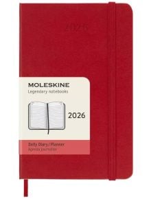 Джобен червен ежедневник тефтер-органайзер Moleskine Scarlet Red 2026 г. С твърди корици, ластик и етикет с илюстрация на отворен тефтер, надпис Legendary notebooks и 2026 върху корицата.
