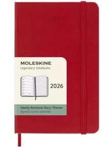 A Джобен червен седмичен тефтер-органайзер Moleskine Scarlet Red 2026 г. С твърди корици, ластик и етикет с отворен тефтер и надпис "Moleskine Legendary notebooks 2026".