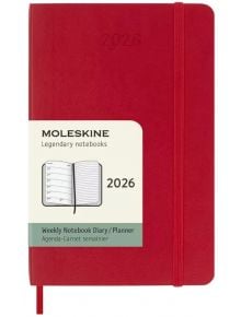 Джобен червен седмичен тефтер-органайзер Moleskine Scarlet Red 2026 г. С меки корици, ластик и етикет с илюстрация на отворен тефтер и надпис Legendary notebooks.