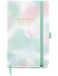 Джобен седмичен тефтер - органайзер Miquelrius Grafica Gradient 2026 е пастелен дневник със златни капчици, ментовозелен ластик и държач за химикалка. На корицата е изписано: ДИАРИЙ 2026 Седмица по седмица 90x140mm 80g/m².