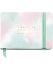 Джобен седмичен тефтер - Оргайзер Miquelrius Grafica Gradient Pocket 2026 е пастелен дневник за 2026 г. със златист текст "DIARY 2026 Week by week", 105x74mm, 80g/m², със зелен ластик - идеален за вашия седмичен бележник.