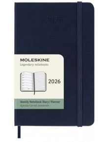 Сапфирено син джобен седмичен планер Moleskine 2026 г. с твърди корици, с ластик и хартиен етикет, на който е изобразен отворен планер, със заглавие Moleskine Legendary notebooks 2026 Weekly Notebook Diary/Planner.