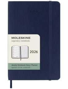 Джобният Moleskine седмичен тефтер-органайзер Sapphire Blue 2026 г. С меки корици има ластик и етикет с илюстрация на отворен тефтер и надпис Weekly Notebook Diary/Planner.