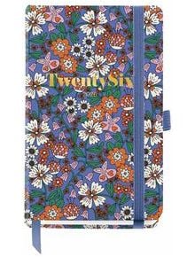 Джобен тефтер - органайзер Miquelrius Natura Blooming 2026 съдържа надпис "Twenty Six" в жълто върху синя корица с бели, оранжеви и бордо флорални мотиви, както и синя ластична лента-идеал като седмичен дневник 2026.