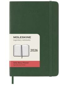 Джобен зелен ежедневник тефтер-органайзер Moleskine Myrtle Green 2026 г. С меки корици, ластик и бяла и червена обвивка с илюстрация на отворен тефтер и надписи "Legendary notebooks" и "Daily Diary/Planner".