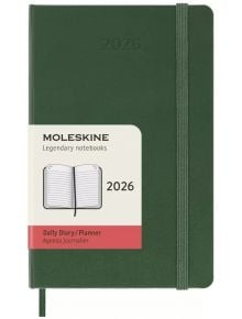 Джобен зелен ежедневник Moleskine Myrtle Green 2026 г. С твърди корици и ластик, етикет MOLESKINE Legendary notebooks, 2026 Daily Diary/Planner, Agenda journalier, и илюстрация на отворен тефтер.