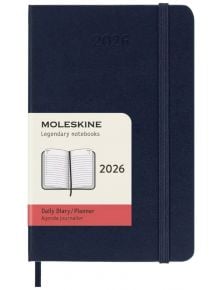 Джобен син ежедневник тефтер-органайзер Moleskine Sapphire Blue 2026 г. С твърди корици и ластик, хартиен етикет с бранда, илюстрация на отворен тефтер и надписи Legendary notebooks и Agenda journalier.
