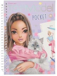 Джобна книжка за оцветяване Top Model е с подвързия на спирала, на корицата има момиче с пухкава сива котка и позираща блондинка, включва стикери и надпис "Create your TOPModel POCKET" (Създай своя TOPModel POCKET) на пастелно лилав фон.