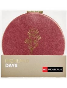 Кръгла, блестяща розова тетрадка със златен флорален дизайн и етикет Miquelrius Highland Days се съчетава перфектно с Джобно огледало Miquelrius Highland Days Red за ежедневните ви принадлежности.