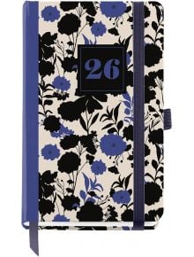 Джобен седмичен тефтер-органайзер Miquelrius Natura Black&Blue 2026 с лилав гръб и лента, черно-лилав флорален мотив на кремав фон и числото 26 в черен квадрат върху корицата.