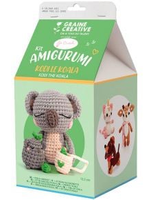 Комплектът за плетене „Амигуруми“ на Graine Creative – Коала 12 см се предлага в зелено-бяла кутия с розови и оранжеви акценти, на чиято предна страна е изобразена очарователна амигуруми коала, държаща чаша, а отстрани са изобразени други плетени на една 