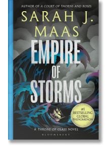 Империя на бурите (Стъкленият трон, книга 5) от Сара Джей Маас има корица с кораб, който се бори с бурни вълни под тъмни облаци и светкавици. Златна значка обявява "Световен феномен №1 за бестселъри.