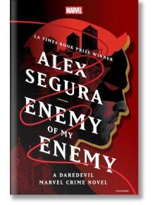 Корицата на книгата Enemy of My Enemy: A Daredevil Marvel Crime Novel показва червено-черен профил на маскираното лице на Daredevil на фона на град с удебелен бял текст и логото на Marvel - идеална за феновете на криминалните трилъри на Marvel.