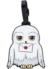 Етикетът за багаж Grupo Erik Harry Potter - Hedwig e с дизайн на бяла сова с жълти очи и писмо в клюна, черен ремък за лесно прикрепяне-идеален избор за фенове, които търсят уникални Хари Потър аксесоари.