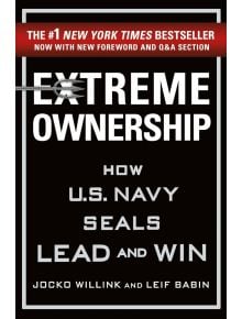 На корицата на книгата „Extreme Ownership: How U.S. Navy SEALs Lead and Win“ се открояват ярки бели букви върху черен фон, заедно с изпъкнал символ на тризъбец, което отразява дисциплинирания стил на лидерство на Navy SEALs.
