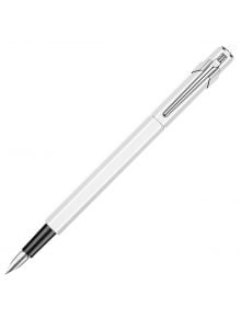 Бяла писалка Caran d'Ache 849 Metal White със сребърен клипс и черна част на дръжката, изобразена по диагонал на обикновен бял фон. Предлага се в книжарница Orange.