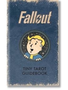 На износената синя корица на Fallout: The Official Tiny Tarot Deck and Guidebook е изобразено Vault Boy в звездна рамка, идеална за феновете на картите таро Fallout или за всеки, който използва миниатюрно таро.