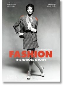 Черно-бяла снимка на жена с шарен костюм, шал, ръкавици и токчета, която позира уверено на корицата на Fashion: Цялата история", отразяваща еволюцията на стила.