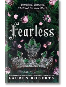 Корицата на Fearless (The Powerless Trilogy, Book 3) от Лорън Робъртс показва сребърна и зелена корона със скъпоценни камъни сред тъмни листа и розови розови листенца, а слоганът: "Обручен. Предаден. Предназначени един за друг?.